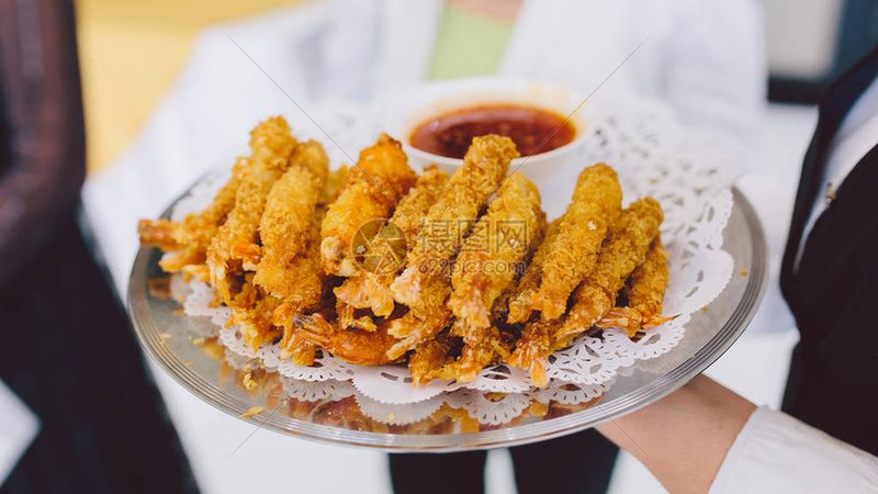 速冻食品与新鲜食材的营养成分存在一定差异，主要表现在以下几个方面：